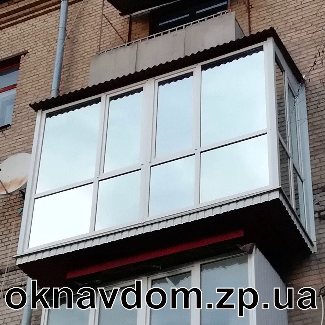 Французький балкон з тонувальною плівкою серебро 35, профиль Rehau 60, розширення плити по основанию