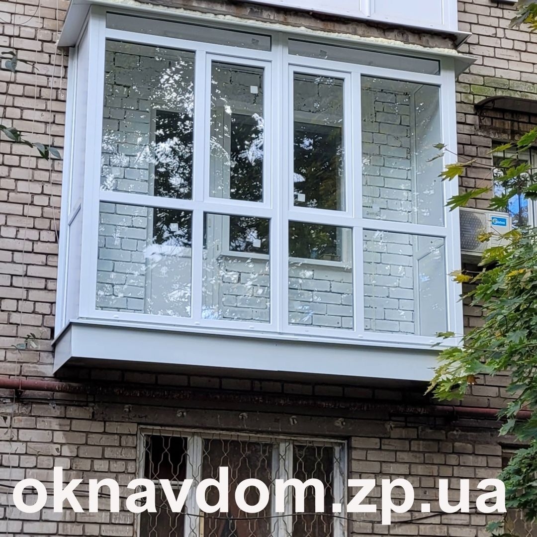 Французький балкон у Запоріжжі, фасад повністю скло, боки - сендвіч
