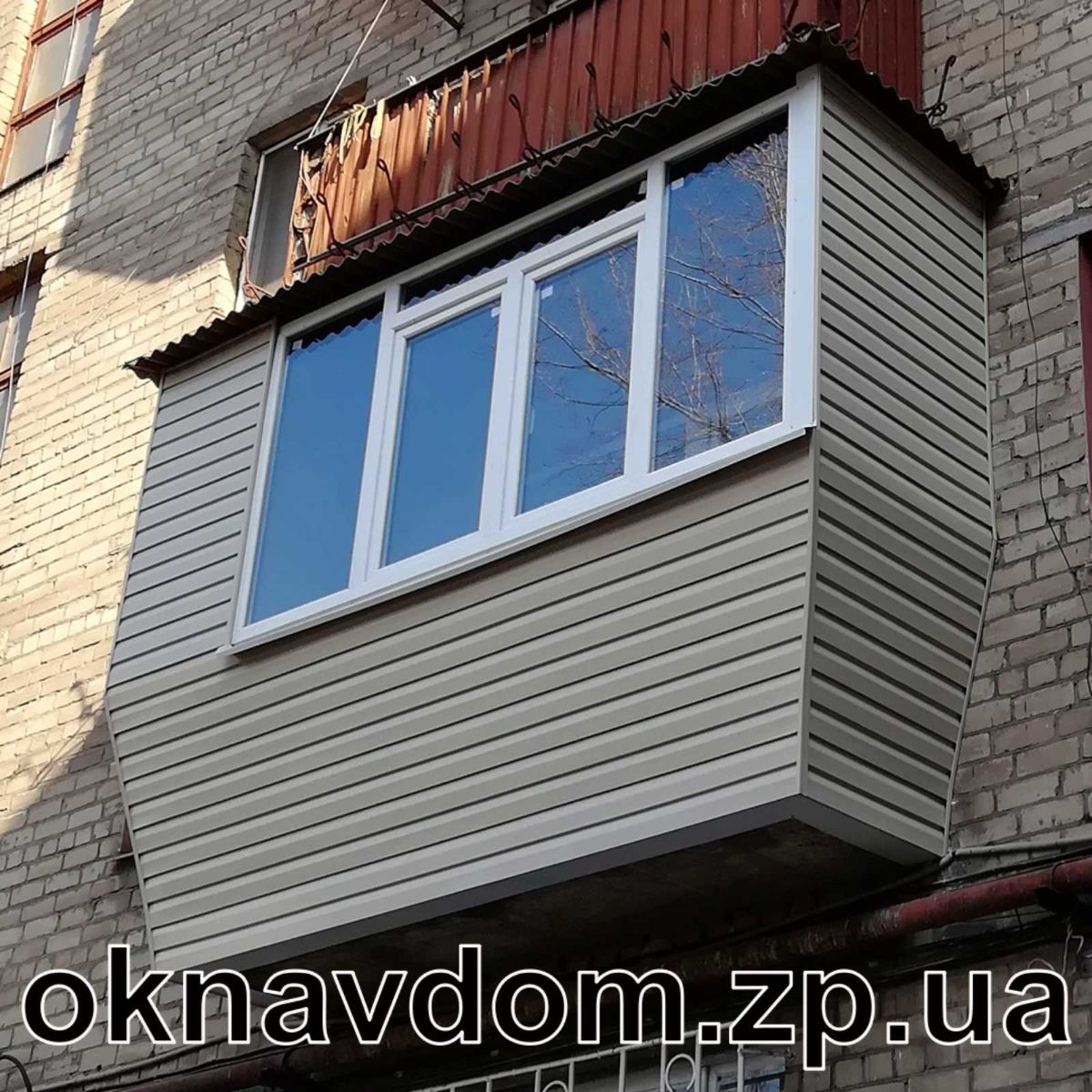 розварка з виносом вперед і боки, обшивка сайдинг, козирок биолайн