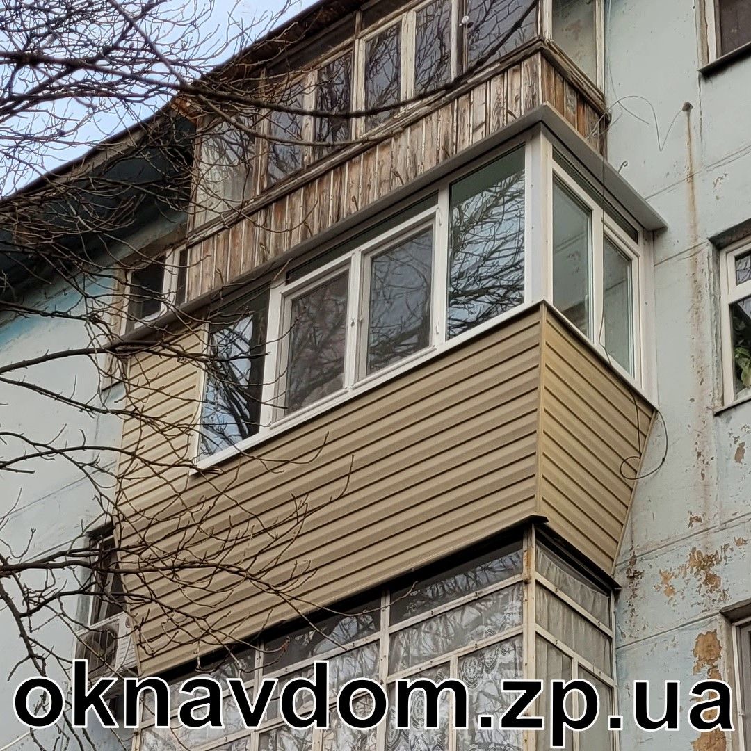 Зроблена розварка підвіконник в перед і вбік, обшитий зовні сайдингом, скління Г-подібне Rehau