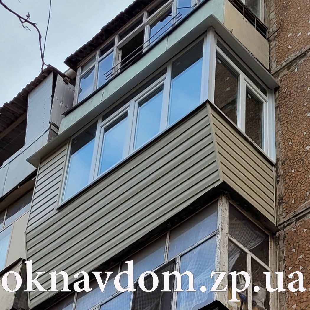 На балконі виконано демонтаж старого балкона, зроблений новий каркас з розваркою підвіконник, обшивк