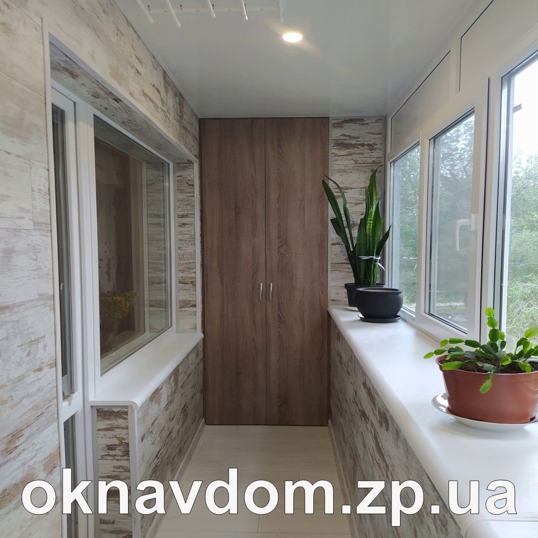 6-метровий балкон, была зроблена розварка підвіконник коротка косинка, зовні обшитий сайдингом,склін