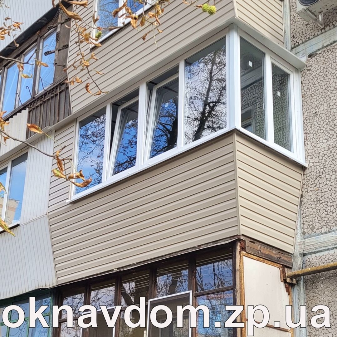 Балкон з розваркою підвіконник вперед і вбік, Г-подібне скління, обшивка зовнішня сайдинг